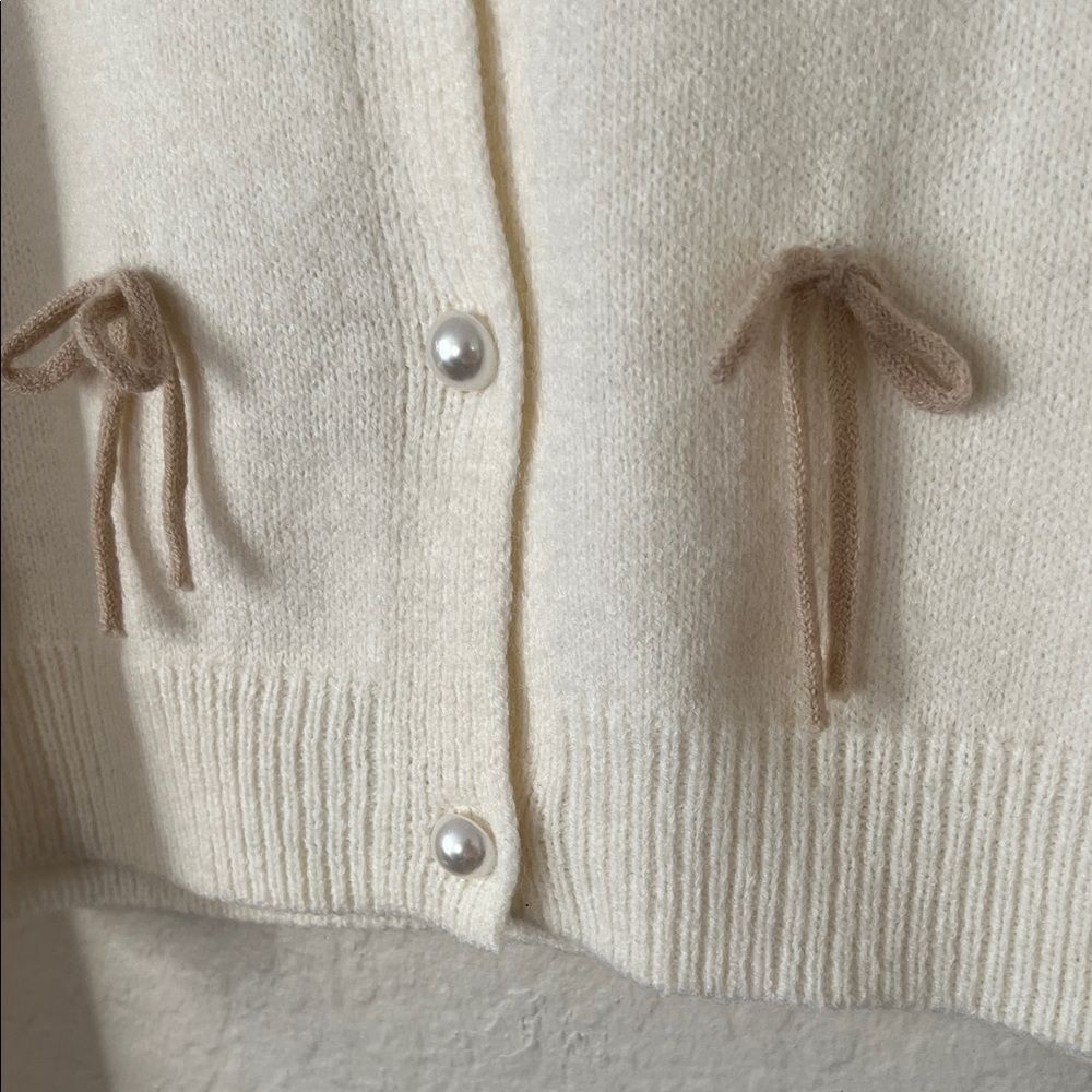Like New! Luna Ivy 3D Bow Cardigan Sweater Ivory With Pearl Buttons in Size L - Picture 5 of 13